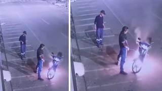 Sosyal medya bu görüntüleri konuşuyor! Nedenine kimse anlam veremedi... Alev alan motosikletini idrarını yaparak söndürmeye çalıştı