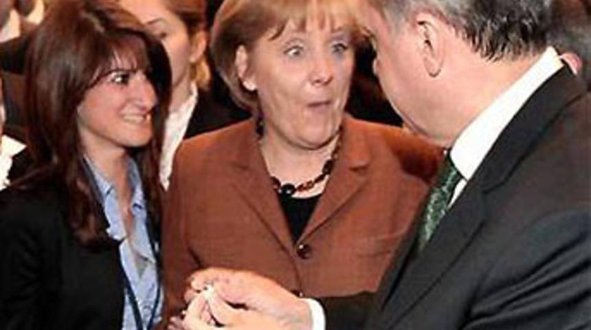 Merkel'in g&ouml;zleri yuvalarından fırladı
