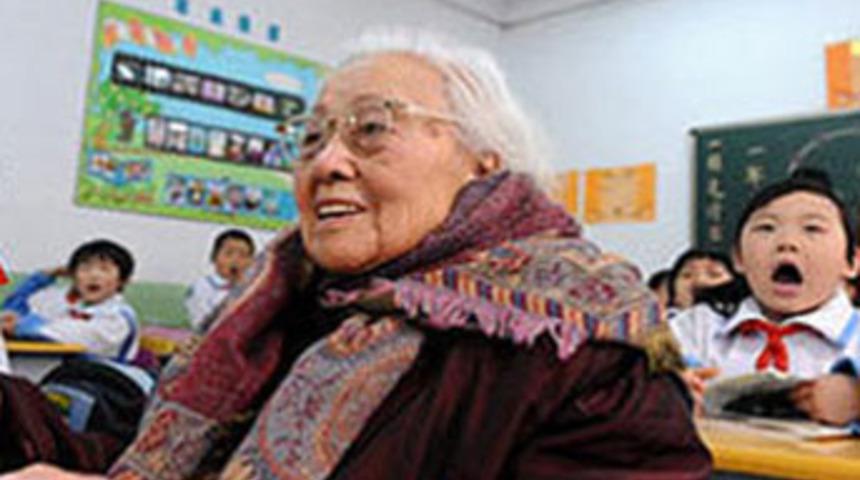 102 yaşında okul sırasında!