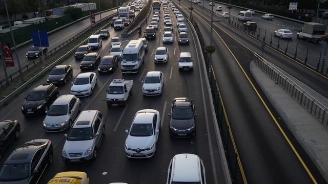 İstanbul’da iki ilçeye paralı giriş yeniden gündemde! Ömürden 104 saati çaldı: Eminönü ve Kadıköy trafiğine ücret ayarı