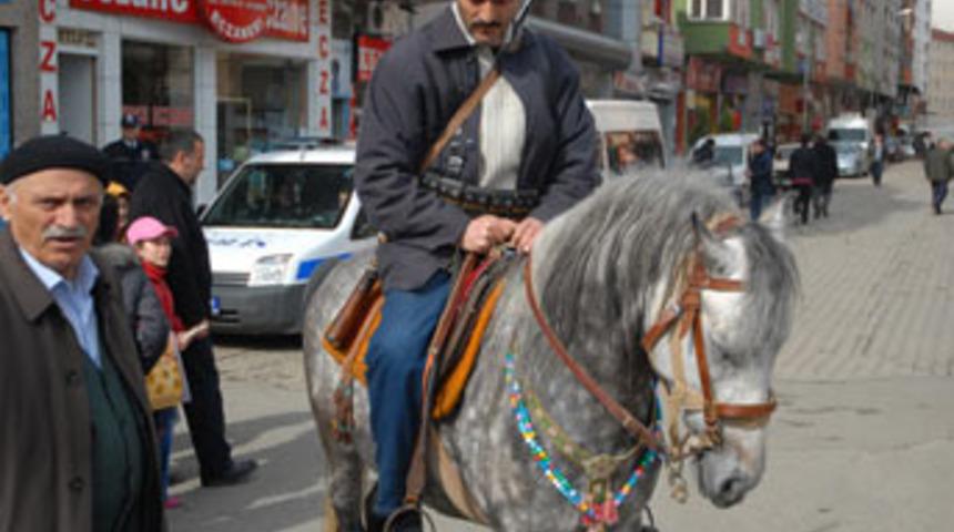 Kurtuluş i&ccedil;in geldi, karakola girdi