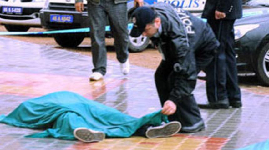 &Ouml;ğretmenine aşık oldu