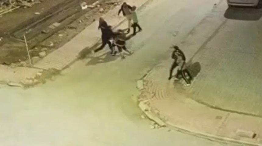 Sokak ortasında tekme tokat kavga kamerada