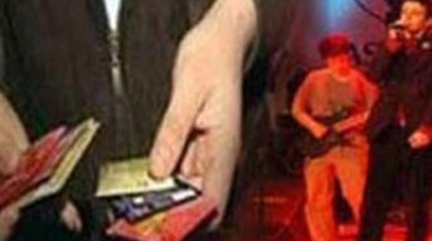 K&uuml;&ccedil;&uuml;k &ouml;ğrencilere prezervatif dağıttılar