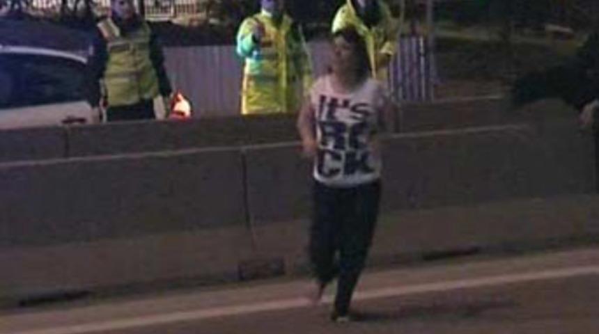 &Ccedil;ıplak ayaklı kadın E-5'i birbirine kattı