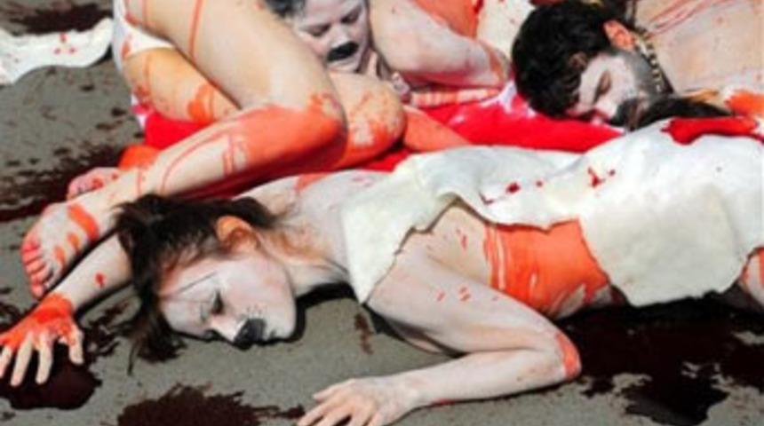 Fok katliamına &ccedil;ıplak protesto