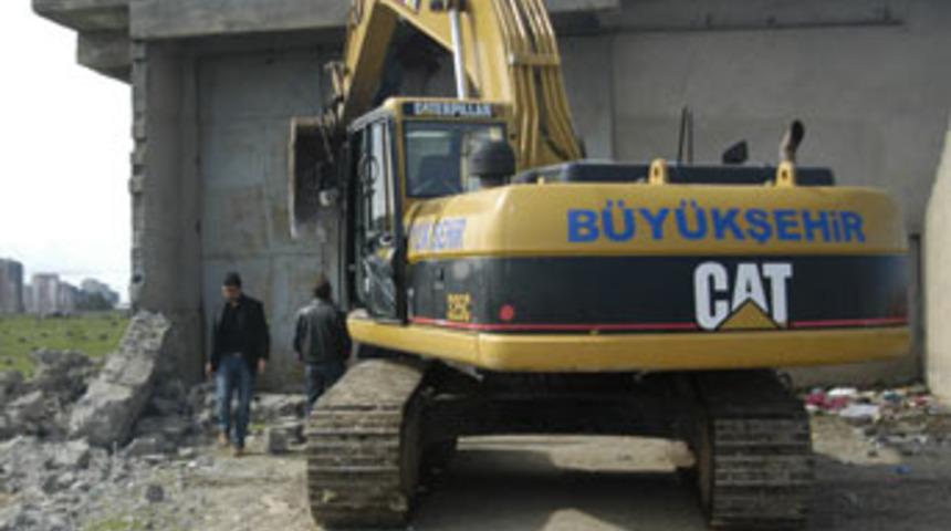 75 Metrelik yol i&ccedil;in yıkıma başlandı