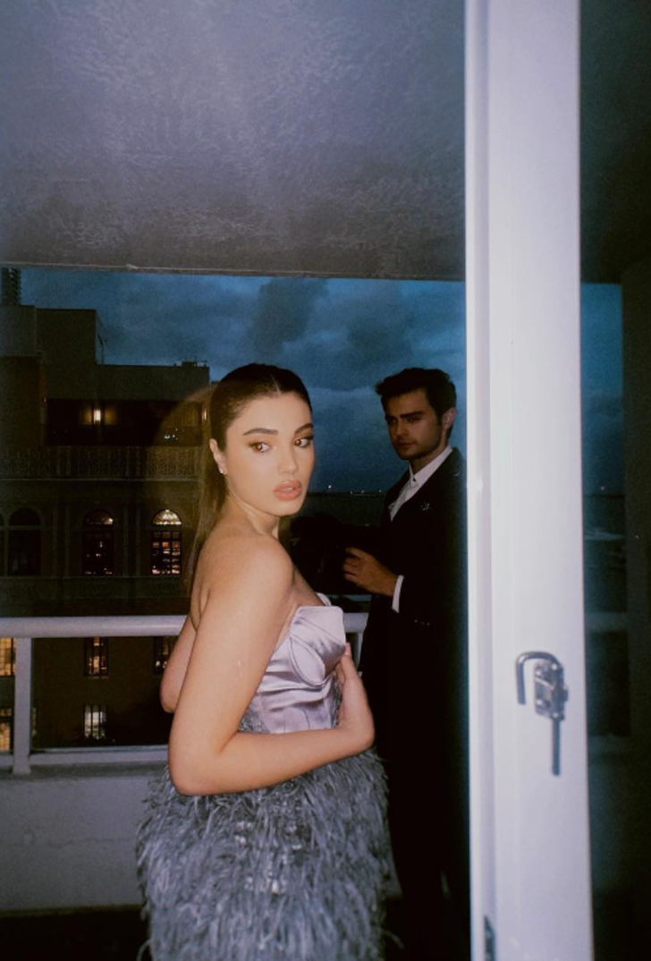 Kardeşlerim'in Süsen'i Lizge Cömert davet tarzıyla olay oldu! İddialı pozlarına beğeni yağdı  G4