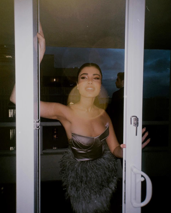 Kardeşlerim'in Süsen'i Lizge Cömert davet tarzıyla olay oldu! İddialı pozlarına beğeni yağdı  G5