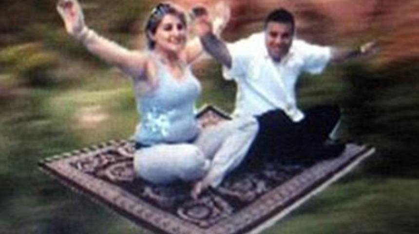 Gasp paralarını u&ccedil;an halıda yedi