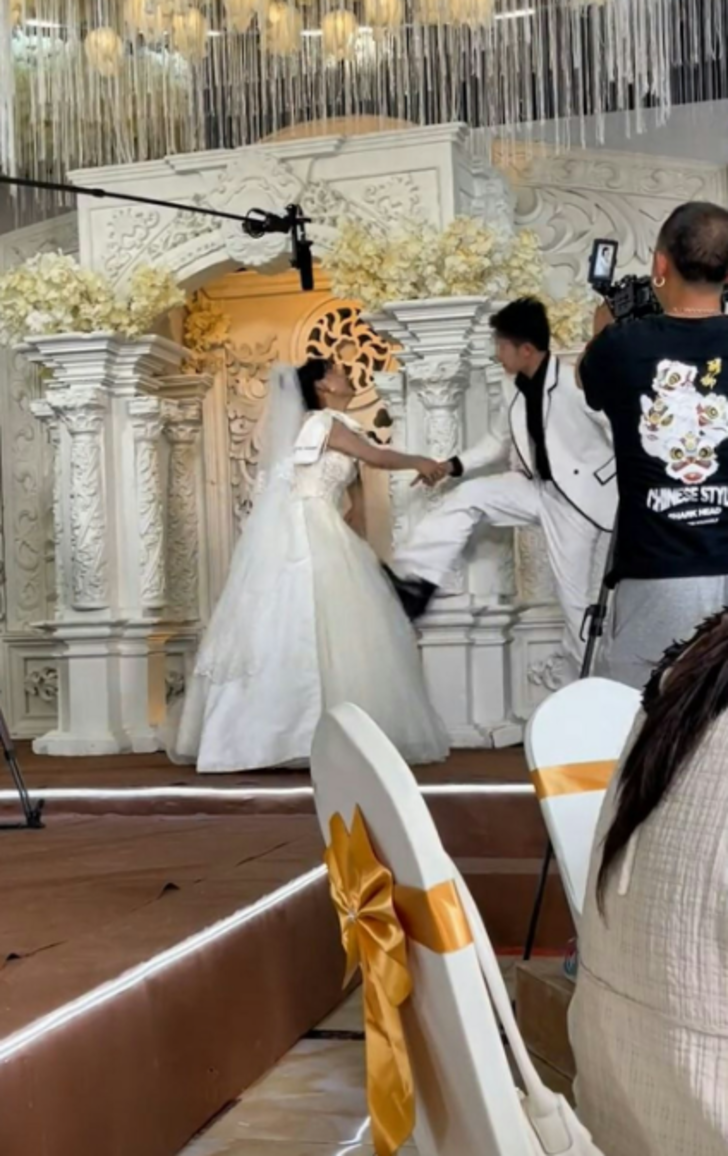 Düğünün ortasında geline tekme atarak yere düşürdü! Davetlilerden kimse bir şey yapmadı... "Eski sevgilisinden mesaj aldım" G2