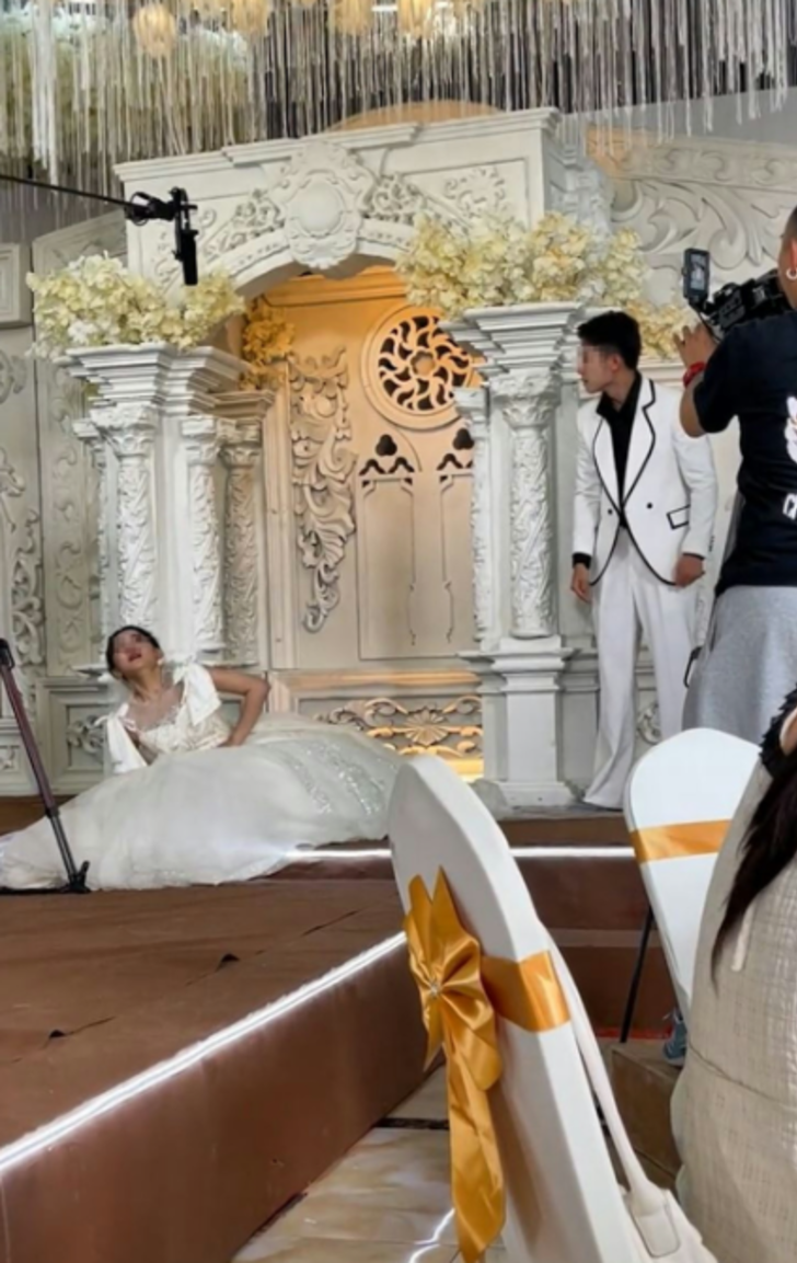 Düğünün ortasında geline tekme atarak yere düşürdü! Davetlilerden kimse bir şey yapmadı... "Eski sevgilisinden mesaj aldım" G3