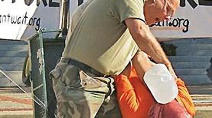 İşkence tekniklerini kızında da uyguladı!