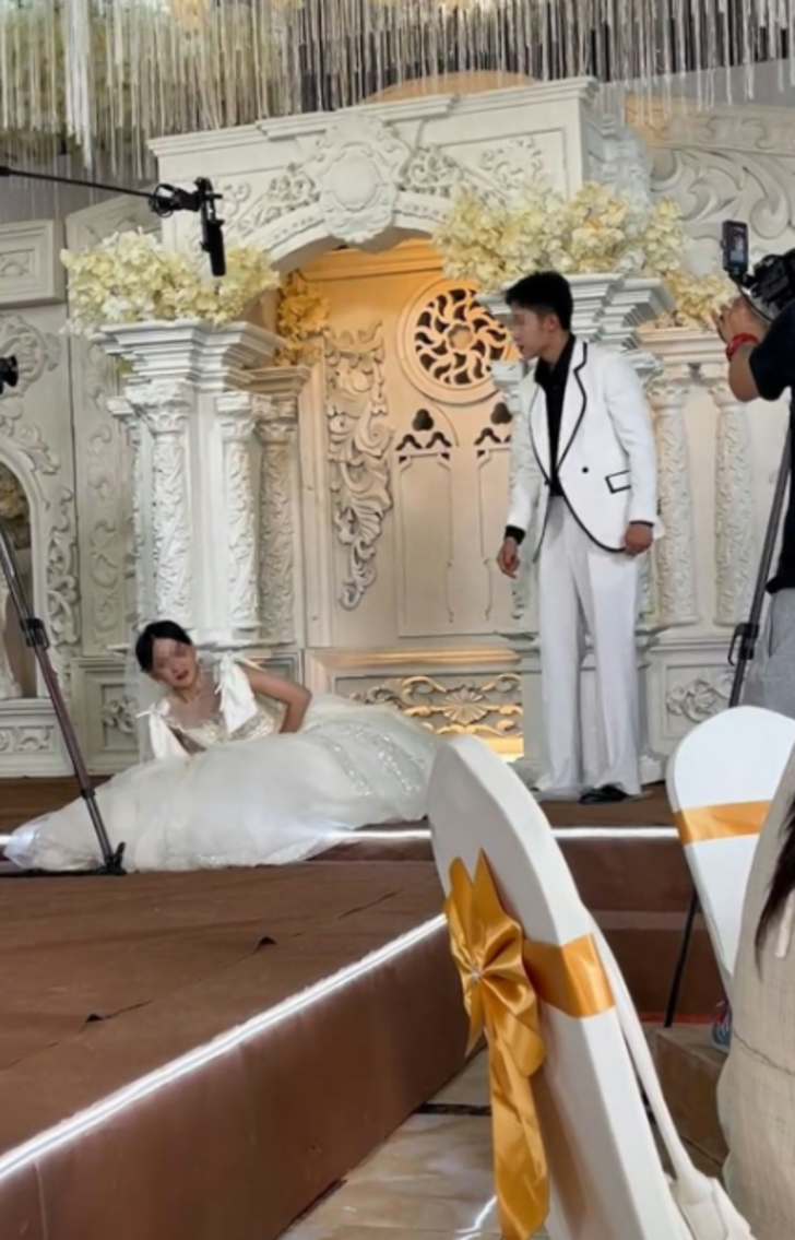 Düğünün ortasında geline tekme atarak yere düşürdü! Davetlilerden kimse bir şey yapmadı... "Eski sevgilisinden mesaj aldım" G4