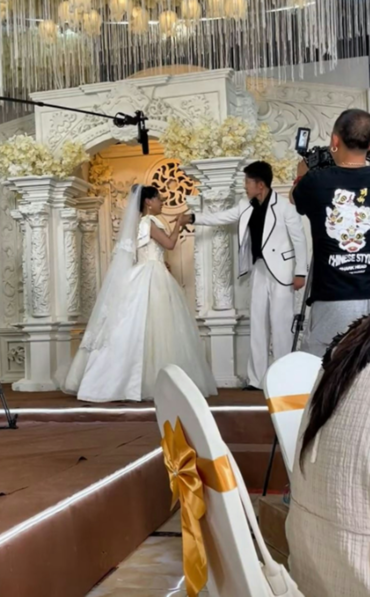 Düğünün ortasında geline tekme atarak yere düşürdü! Davetlilerden kimse bir şey yapmadı... "Eski sevgilisinden mesaj aldım" G5