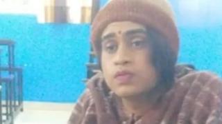 Resmen kopya çetesi oldular! Kız arkadaşının yerine sınava girmek için onun kılığına girdi... Sakallarını kesti, makyaj bile yaptı