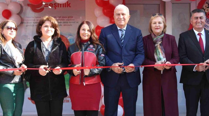 Efeler’de onbeşinci Kitap Kafe açıldı