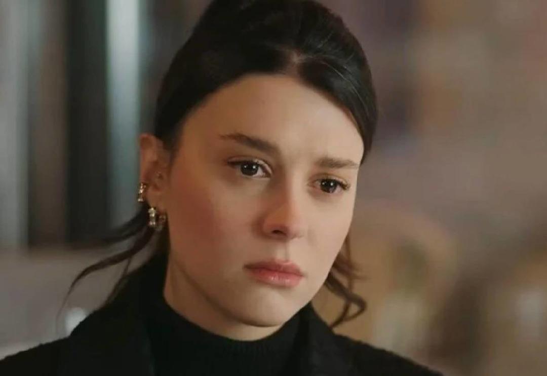 Ne paylaşsa beğeni yağıyor! Yalı &Ccedil;apkını'nın esmer g&uuml;zeli Bu&ccedil;e Buse Kahraman pencere detaylı tarzı