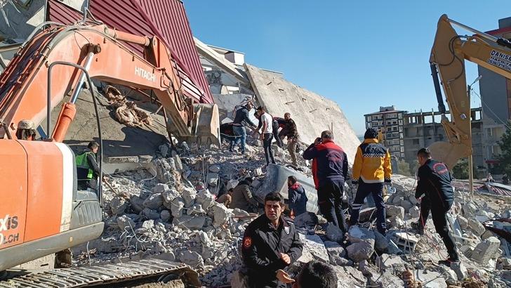 Kahramanmaraş'ta depremde ağır hasar alan bina yıkım sırasında çöktü! Operatör enkaz altında kaldı, acı haber 3 saat sonra geldi 18323342-728xauto