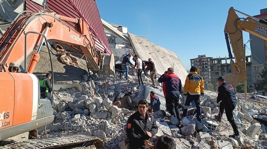 Kahramanmaraş'ta depremde ağır hasar alan bina yıkım sırasında çöktü! Operatör enkaz altında kaldı, acı haber 3 saat sonra geldi