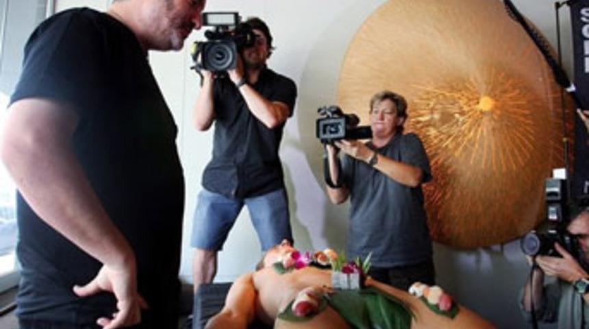 &Ccedil;ıplaklığın fotoğraf&ccedil;ısına &ccedil;ıplak suşi