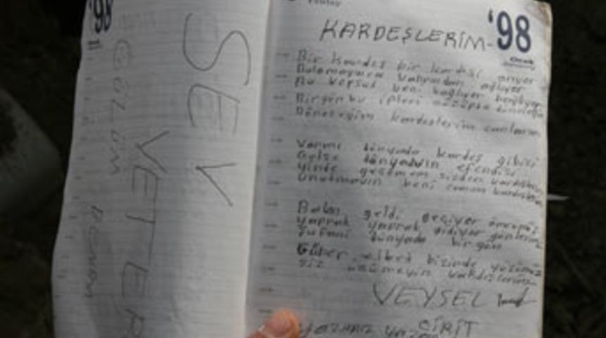 Enkazdan &ccedil;ıkan defter y&uuml;rekleri dağladı