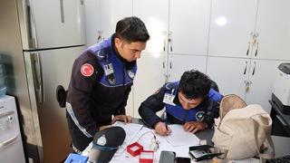 Muğla'da zabıtanın bulduğu, içinde altın ve para olan çanta sahibine verildi