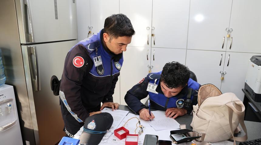 Muğla'da zabıtanın bulduğu, içinde altın ve para olan çanta sahibine verildi