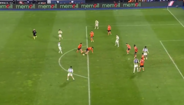 Başakşehir Fenerbahçe maçındaki penaltı pozisyonu ceza sahasının içinde mi? Yeni görüntülerin ortaya çıkmasının ardından tartışmalar sona erdi G5