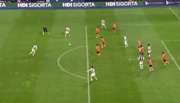 Başakşehir Fenerbahçe maçındaki penaltı pozisyonu ceza sahasının içinde mi? Yeni görüntülerin ortaya çıkmasının ardından tartışmalar sona erdi G1