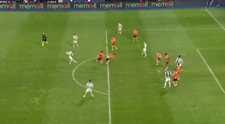 Başakşehir Fenerbahçe maçındaki penaltı pozisyonu ceza sahasının içinde mi? Yeni görüntülerin ortaya çıkmasının ardından tartışmalar sona erdi G4