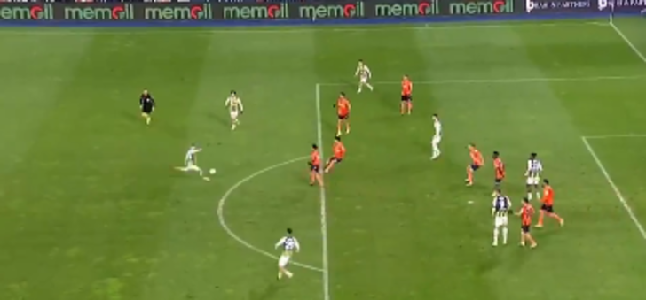 Başakşehir Fenerbahçe maçındaki penaltı pozisyonu ceza sahasının içinde mi? Yeni görüntülerin ortaya çıkmasının ardından tartışmalar sona erdi G2