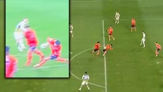 Başakşehir Fenerbahçe maçındaki penaltı pozisyonu ceza sahasının içinde mi? Yeni görüntülerin ortaya çıkmasının ardından tartışmalar sona erdi