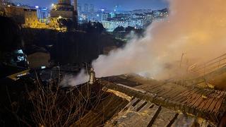 Gaziosmanpaşa'da 2 katlı binada çıkan yangın söndürüldü
