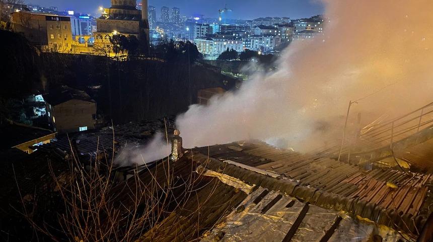 Gaziosmanpaşa'da 2 katlı binada çıkan yangın söndürüldü