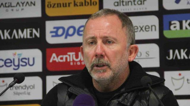 Sergen Yalçın'dan galibiyet sonrası açıklamalar! ''Geniş kadroya sahip olursak elimiz güçlenirse daha farklı şeyler yapabiliriz''