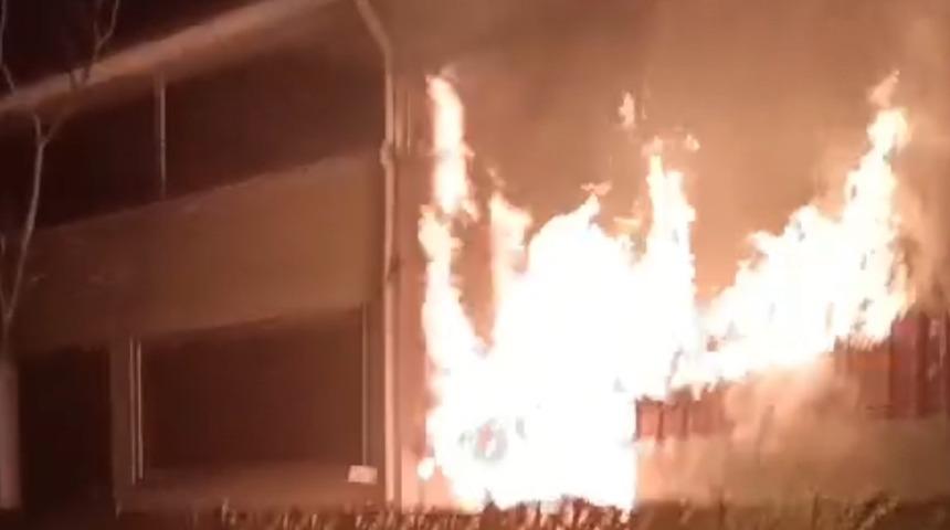 Düzce’de tek katlı ev alev alev yandı: 1 ölü