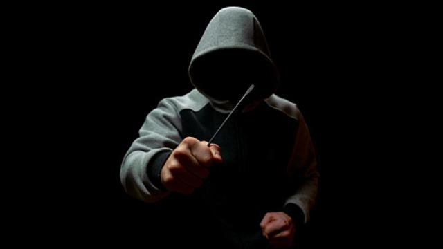 Sokak ortasında dehşet! Yoldan geçerken tanımadığı adamı tornavidayla bıçakladı