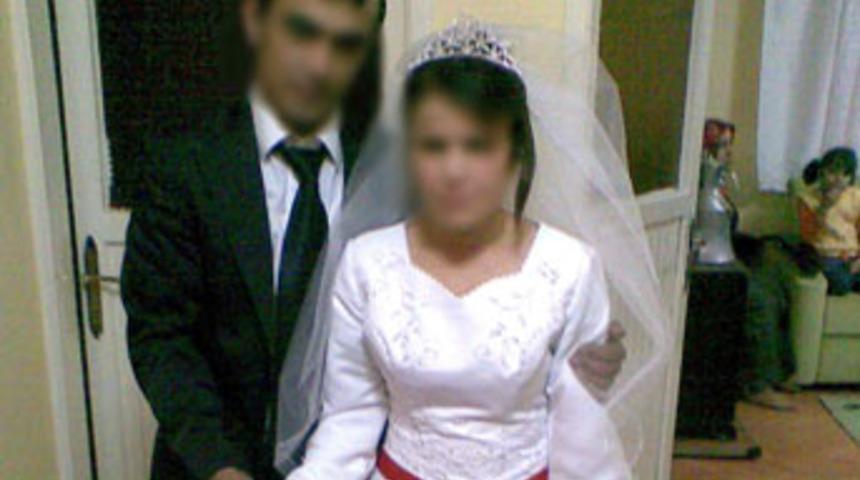 Gerdek gecesi kocasını bı&ccedil;akladı