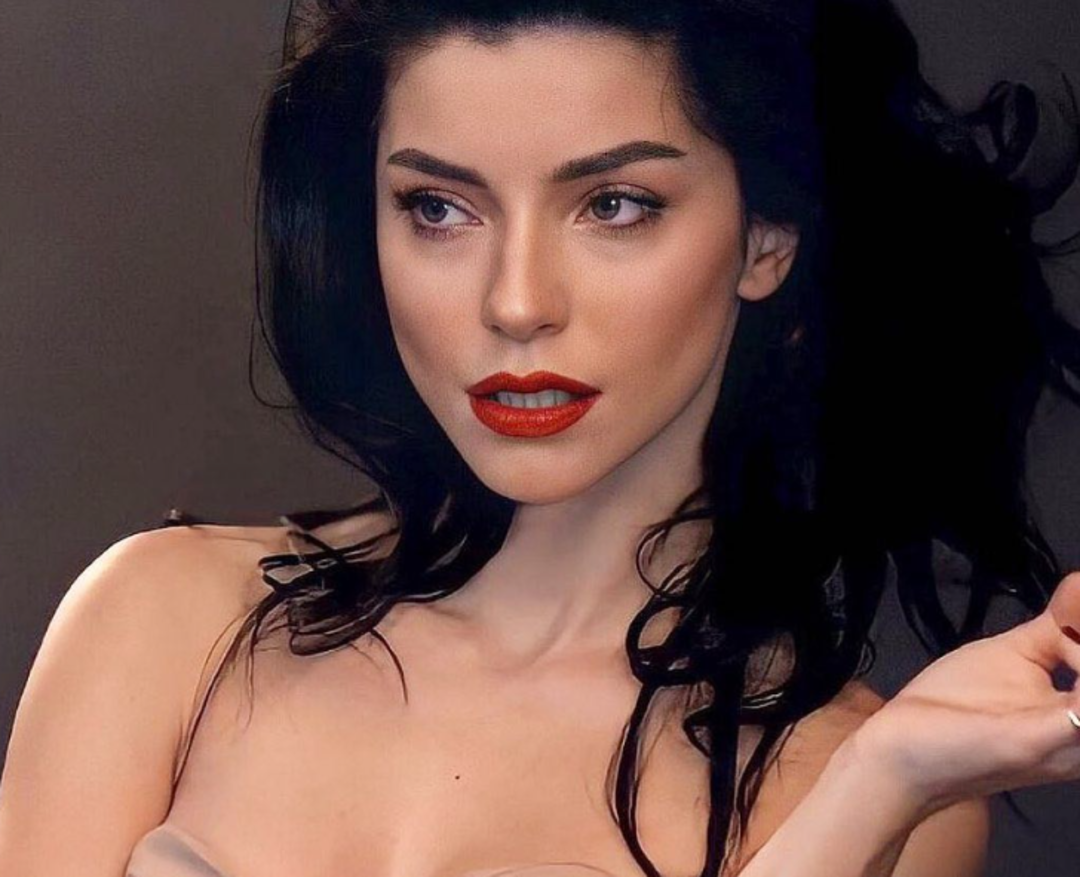 Merve Boluğur dantelli payet elbisesiyle poz verdi! 'Krali&ccedil;e geri d&ouml;nd&uuml;'