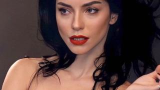 Merve Boluğur dantelli payet elbisesiyle poz verdi! 'Kraliçe geri döndü'