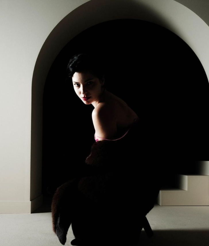 Merve Boluğur dantelli payet elbisesiyle poz verdi! 'Kraliçe geri döndü' G2