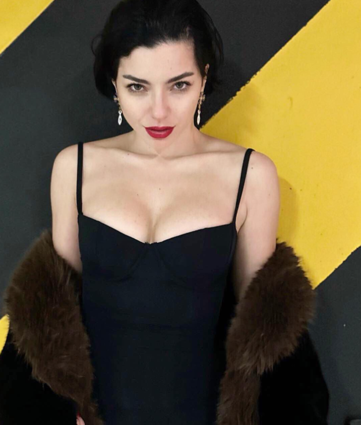 Merve Boluğur dantelli payet elbisesiyle poz verdi! 'Kraliçe geri döndü' G4