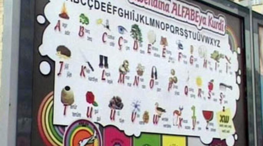 K&uuml;rt&ccedil;e alfabe bilbordlarda