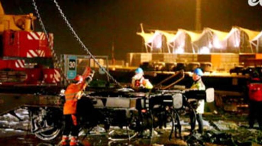 Tren kendi kendine &ccedil;arptı: 3 &ouml;l&uuml;