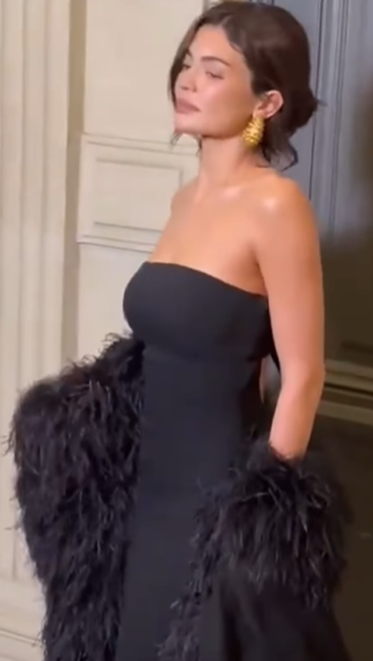 Kylie Jenner davet tarzıyla gündem oldu! Kalçasına kadar inen dekoltesindeki detay dikkat çekti G1