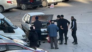 Sivas'ta bir sürücü alev alan otomobilini montuyla söndürmeye çalıştı