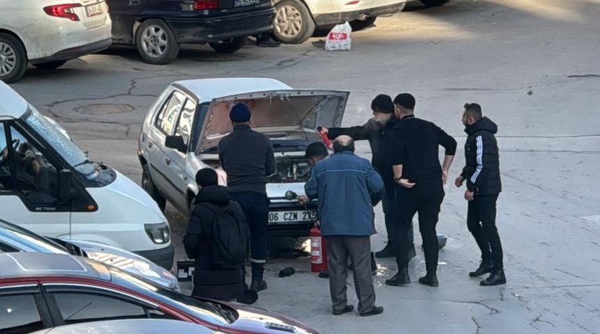 Sivas'ta bir sürücü alev alan otomobilini montuyla söndürmeye çalıştı