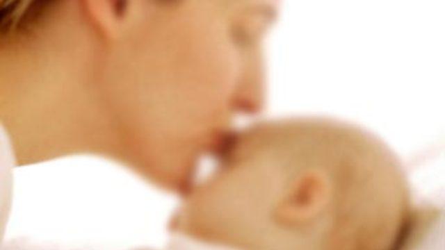 Eşine tuzluk fırlattı, bebeği komada