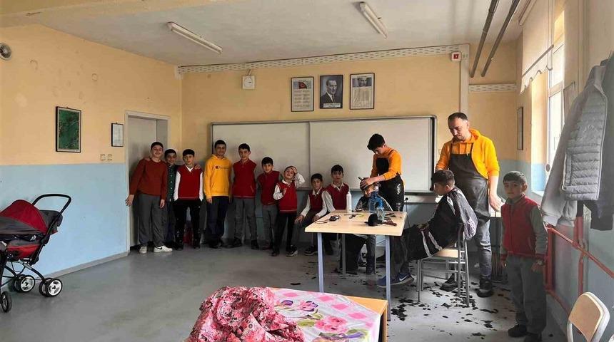 Yozgat&rsquo;ta k&ouml;y k&ouml;y dolaşıp hasta ve yaşlıları g&ouml;n&uuml;ll&uuml; olarak tıraş ediyor